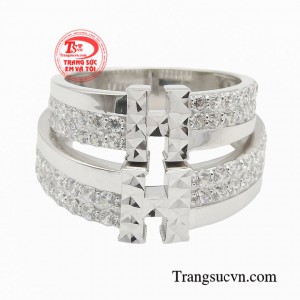 Đôi nhẫn cưới như một tuyệt tác nghệ thuật được tạo nên từ đôi tay tài hoa của các nhà chế tác.