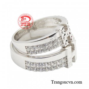 Với mong muốn mang đến một thiết kế thể hiện sự hòa hợp giữa hai tâm hồn đồng điệu, cặp nhẫn được thiết kế đồng nhất với nhau. 