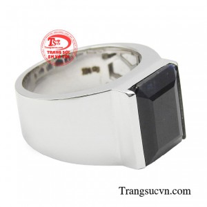 Bởi vậy, một chiếc nhẫn đơn giản sử dụng đá sapphire thiên nhiên kết hợp với vàng trắng 14k tạo nên tuyệt tác nhẫn nam hút mắt, thời thượng và đẳng cấp được phái mạnh thành đạt ưu ái.