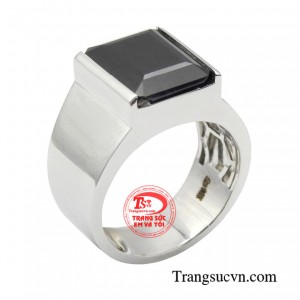Nhẫn nam phong cách đĩnh đạc thiết kế to bản, dày dặn để thể hiện được sự bản lĩnh, khỏe khoắn mà không phô trương, màu mè.