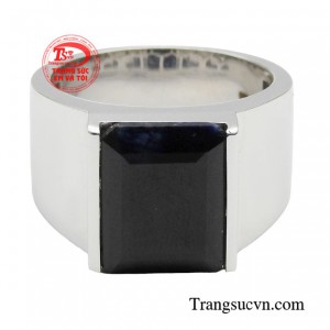 Sản phẩm hướng đến người đàn ông thành đạt muốn khẳng định dấu ấn cá nhân và yêu thích sự giản đơn nhưng khác biệt.