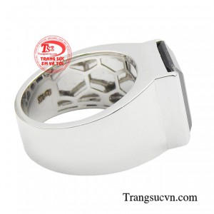 Saphire thách thức thời gian mang đến cho quý ông vẻ ngoài lịch lãm, đĩnh đạc hơn trong mỗi lần xuất hiện.