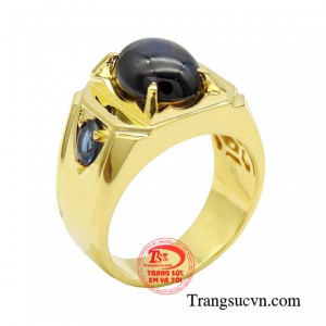 Nhẫn nam sapphire phóng khoáng tượng trưng cho sự ấm áp. 