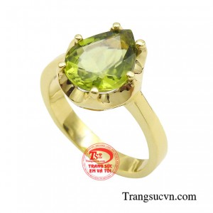 Sở hữu thiết kế hình giọt nước lấp lánh và tinh khiết trên nền chất liệu đá Peridot sang trọng cùng vàng 14K
