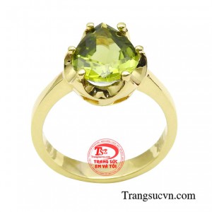 Peridot cực kỳ nổi bật với gam màu xanh tự nhiên, tượng trưng của sự bình yên và những hi vọng.