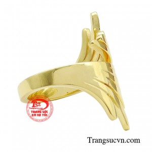 Lấy chất liệu chủ đạo là vàng màu 18k làm nổi bật thiết kế, sẽ là món quà ý nghĩa, tôn vinh nét đẹp tự nhiên dành riêng cho cô nàng thích sự nổi bật