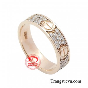 Nhẫn đeo tay vốn là món trang sức thể hiện địa vị, lòng chung thủy và sự gắn kết. 