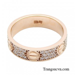 Nhẫn đính đá có thiết kế độc đáo là một gợi ý mà bạn nên thử.