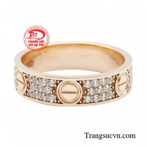 Để thu hút sự chú ý vào đôi tay, bạn có thể chọn một chiếc nhẫn để tạo ấn tượng trong mắt người đối diện.