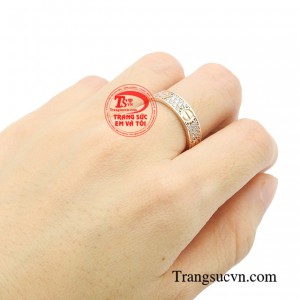 Ngón giữa là lựa chọn lý tưởng nhất để biến chiếc nhẫn trở thành tâm điểm, bạn hoàn toàn có thể linh hoạt tùy theo sở thích của mình.