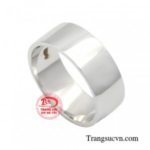 Sở hữu chiếc nhẫn trơn ấn tượng sẽ khiến phái mạnh tạo được sự chú ý cũng như phong cách của riêng mình.