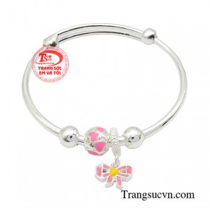 Vòng bạc xinh xắn cho bé với thiết kế kiểu kiềng cứng tròn với chốt gắn liền có thể điều chỉnh phù hợp với size cổ tay của bé.