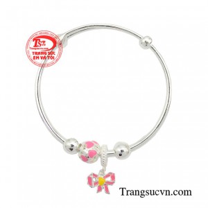 Vòng bạc trẻ em được gắn họa tiết charm bạc ngộ nghĩnh rất phù hợp với các bé gái mang đến sự ngọt ngào đáng yêu. 