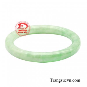 Vòng cẩm thạch được coi như lá bùa đem lại may mắn và khí tài cho người sử dụng, cũng như bảo vệ họ khỏi những điềm xấu.