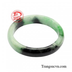 Vòng ngọc cẩm thạch danh vọng không chỉ nổi tiếng với vẻ đẹp cuốn hút