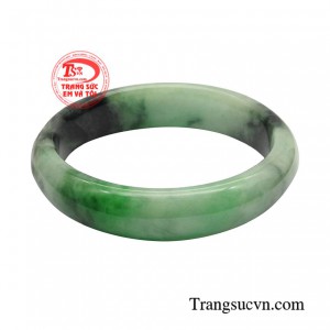 Ngọc Cẩm Thạch mang lại sức khỏe và thịnh vượng cho người đeo.