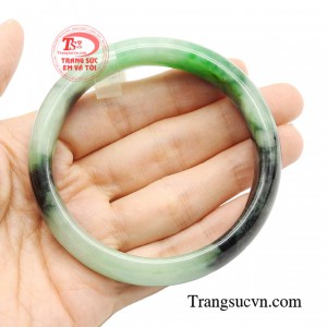 Ngọc cẩm thạch được yêu thích không chỉ ở vẻ đẹp tinh tế mà còn ở những lợi ích trong phong thủy khi đeo bên người. 