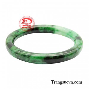 Bên cạnh đó, vòng cẩm thạch còn có tác dụng giúp giảm bớt lo lắng, căng thẳng và giúp cho tinh thần luôn lạc quan, thoải mái nên rất được nhiều người tin dùng làm vòng hộ mệnh.