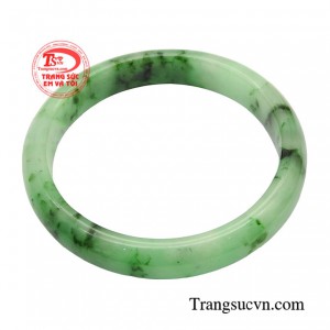 Không những vậy vòng ngọc cẩm thạch được yêu thích bởi vẻ đẹp sang trọng cùng những lợi ích phong thủy.