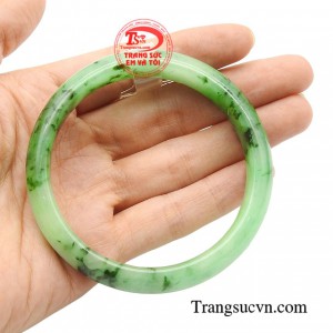 Vậy nên vòng ngọc cẩm thạch được dùng làm quà tặng với ý nghĩa đem đến sự thịnh vượng tới cho người đeo.
