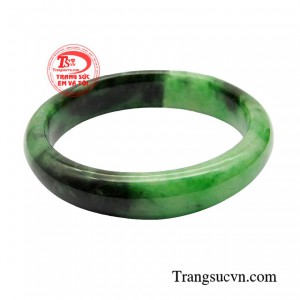 Nét đẹp của vòng cẩm thạch rất lạ vừa bí ẩn vừa lôi cuốn lại rất có khí chất.