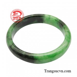 Vòng cẩm thạch không chỉ là một phụ kiện trang sức tôn lên vẻ đẹp quyền quý, sang trọng mà còn có ý nghĩa bảo vệ sức khỏe, thu hút tài lộc và may mắn.