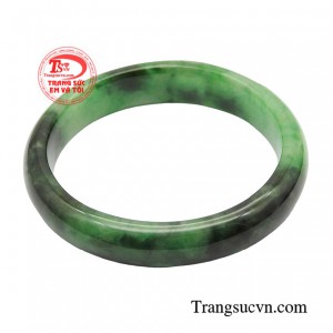 Vòng ngọc cẩm thạch vượng khí mang lại may mắn thúc đẩy năng lượng giúp thu hút tài lộc, phú quý, thuận lợi trong công việc. 