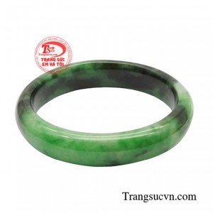 Không những vậy vòng cẩm thạch từ lâu được coi là vật hộ mệnh mang tới nhiều may mắn cho chủ sở hữu. 