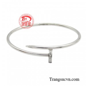 Vòng tay kim cương tinh tế mang phong thái kiêu sa, độc lập cùng gu thời trang tinh tế giúp các quý cô thêm tỏa sáng và cuốn hút.