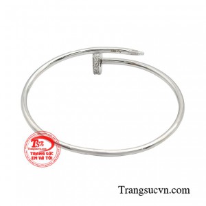 Sản phẩm được làm từ vàng trắng 18k đính kim cương tỏa sáng nét tự tin, tràn đầy năng lượng.