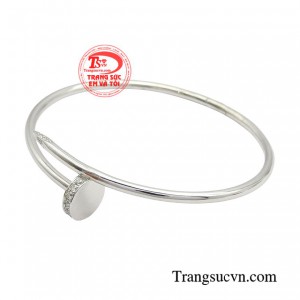 Theo đuổi phong cách đẹp độc lập, bản lĩnh, mỗi quý cô đều có thể nổi bật hơn trong chiếc vòng tay kim cương tinh xảo. 