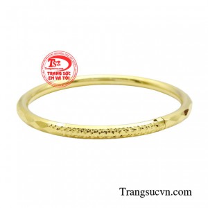 Và đặc biệt đeo vòng tay vàng sẽ giúp các bé có những bức hình siêu đáng yêu vào những ngày chỉ có 1 trong đời.