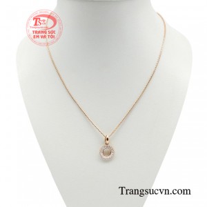 Bộ dây chuyền ánh hào quang tôn lên những đường nét thanh thoát cho người phụ nữ và càng tỏa sáng khi được kết hợp cùng những món phụ kiện phù hợp. 