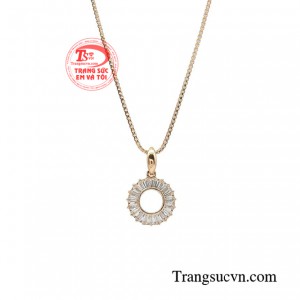 Bộ dây chuyền ánh hào quang được thiết kế theo phong cách nhẹ nhàng, đằm thắm nhưng cũng toát lên phong thái tự tin, chuyên nghiệp cho người phụ nữ.