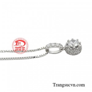 Từ đơn giản đến cầu kỳ, tinh tế đến lộng lẫy, bộ dây chuyền vàng trắng kiêu sa đều có thể đáp ứng mong muốn của khách hàng.