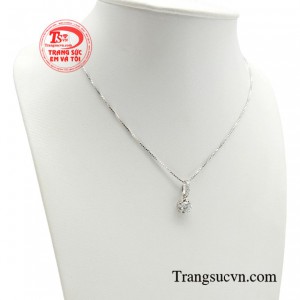 Màu sắc của vàng trắng giúp người dùng có thể biến hóa đa dạng, phù hợp với nhiều cá tính riêng biệt.