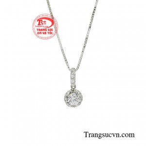 Bộ dây chuyền vàng trắng là sự lựa chọn của nhiều người ở bất cứ độ tuổi hay phong cách nào.