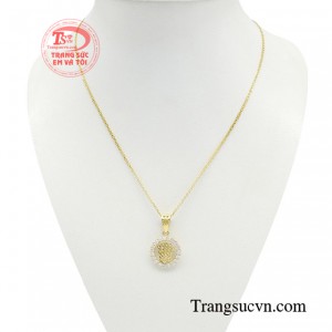 Bộ dây chuyền nữ thành công được chế tác thanh lịch, xứng tầm và mang được tinh thần của một người phụ nữ hiện đại luôn chủ động trong tình yêu và tự tin vào giá trị của bản thân.