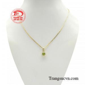 Bộ dây chuyền peridot thanh lịch sở hữu thiết kế lấp lánh và tinh khiết trên nền chất liệu vàng tây cùng đá Peridot sang trọng.