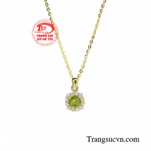 Và bộ dây chuyền sẽ là món phụ kiện tạo điểm nhấn quan trọng, làm nên sự thu hút của mỗi cô gái