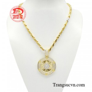 Bộ dây chuyền phái mạnh phong độ góp phần tạo hình tượng người đàn ông thành đạt.