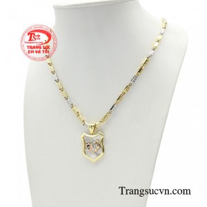 Bộ sản phẩm được chế tác tinh xảo trên từng chi tiết, cùng bản thiết kế dày dặn và chắc chắn, đồng thời không gây cảm giác vướng trong suốt quá trình sử dụng.