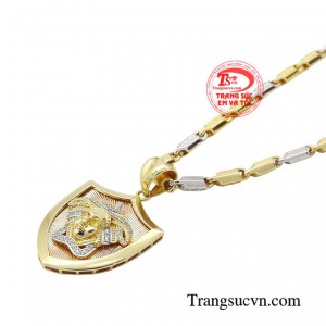 Với thiết kế cầu kỳ cộng hưởng làm bừng sáng tối đa độ lấp lánh của bộ dây chuyền, mang đến cho quý ông sự đẳng cấp riêng biệt.