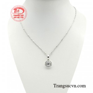 Bộ dây chuyền quý cô kiêu sa mang biểu tượng của sự nữ tính sẽ là quà tặng thích hợp nhất trong mỗi dịp đặc biệt.