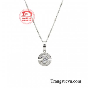 Sản phẩm sử dụng chất liệu vàng trắng 18k được chăm chút vô cùng tinh xảo, tỉ mỉ qua từng chi tiết.