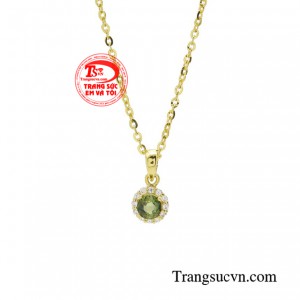 Bộ dây chuyền từ đá sapphire toát lên vẻ đẹp dịu dàng nhưng luôn có sức cuốn hút riêng.