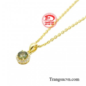 Sản phẩm thanh lịch, nhỏ nhắn, điểm xuyến thêm sắc màu của đá quý sapphire sẽ vô cùng phù hợp với cô gái yêu thích sự nhẹ nhàng, thanh lịch.