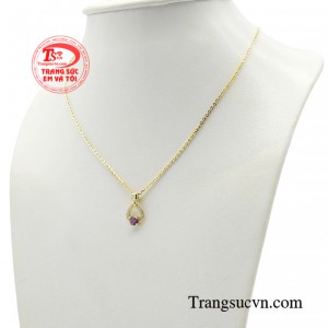 Đường nét thiết kế sắc sảo, kết hợp cùng ánh sắc sang trọng từ đá thạch anh tím huyền bí, mẫu trang sức tôn lên khí chất quý phái, thần thái thu hút.