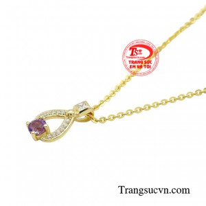 Bộ dây chuyền không chỉ tôn lên sự tinh tế mà còn giúp chủ nhân trở nên thời thượng và nổi bật.