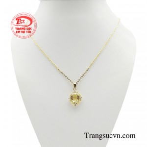 Bộ dây chuyền thạch anh vàng sang trọng với đường nét thiết kế tinh xảo, ấn tượng trên chất liệu đá thạch anh vàng mang đến cho người phụ nữ vẻ đẹp duyên dáng kiêu sa.